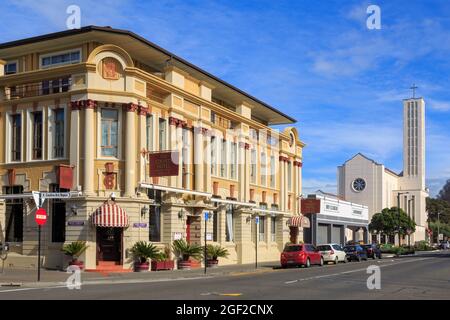 Napier, Neuseeland. Das historische County Hotel (1909), mit der Waiapu Kathedrale von St. Johannes dem Evangelisten im Hintergrund Stockfoto