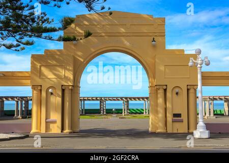 Napier, Neuseeland. Der New Napier Arch, errichtet 1937, mit Blick auf die Veronica Sunbay und das Meer Stockfoto