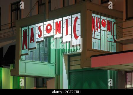 Napier, Neuseeland. Der Buntglasportikus über dem Eingang zum Freimaurerhotel (1932), einem der vielen Art déco-Gebäude der Stadt Stockfoto