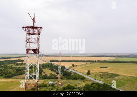Telekommunikationstürme auf dem Land Stockfoto