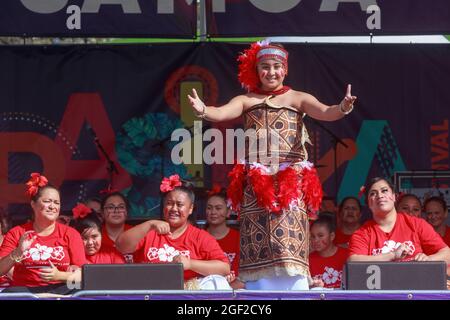 Ein samoisches Mädchen mit Tapa-Stoffen tanzt beim Pasifika Festival, einem Vorzeigeprojekt der Kultur der Insel Pasific in Auckland, Neuseeland Stockfoto