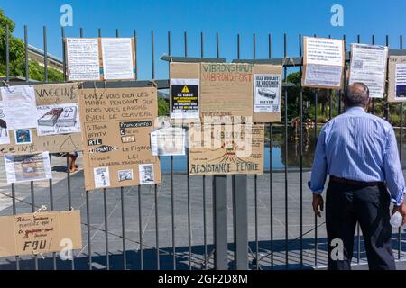 Nizza, Frankreich, Anti-COVID-19-Impfung Französische Demonstration Protestzeichen, Anti-Pass, covid-Impfgefahr, Anti-vax, Desinformation, Herausforderungen im Bereich der öffentlichen Gesundheit Stockfoto