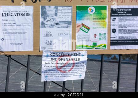 Nizza, Frankreich, Detail, Anti-vax-Schilder auf der Straße nach der Demonstration, Anti-COVID-19-Impfung französische Demonstrationsschilder, Anti-Pass, covid-Impfgefahr, Desinformation Stockfoto