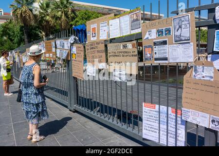 Nizza, Frankreich, Frau, die Anti-vax-Plakate auf der Straße liest, nach Demo, Anti-COVID-19-Impfung französische Demonstrationszeichen, Anti-Pass, covid-Impfgefahr, Desinformation Herausforderungen der öffentlichen Gesundheit Stockfoto