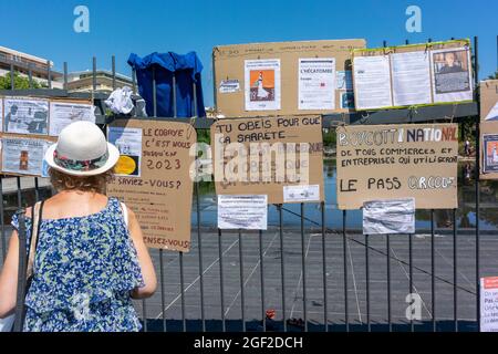 Nizza, Frankreich, Frau von hinten, liest Anti-vax-Schilder, Exposition nach Demo, auf der Straße, Anti-COVID-19-Impfung französische Demonstrationsschilder, Anti-Pass, covid-Impfgefahr, Desinformation Stockfoto