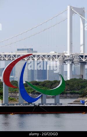 Tokio, Japan. August 2021. Ein paralympisches Symbol, das im Odaiba-Gebiet in Tokio installiert wurde. Die Paralympics in Tokio sollen am 24. August beginnen und bis zum 5. September laufen, wobei viele der gleichen Coronavirus-Maßnahmen wie die Olympischen Spiele durchgeführt werden. Kredit: SOPA Images Limited/Alamy Live Nachrichten Stockfoto