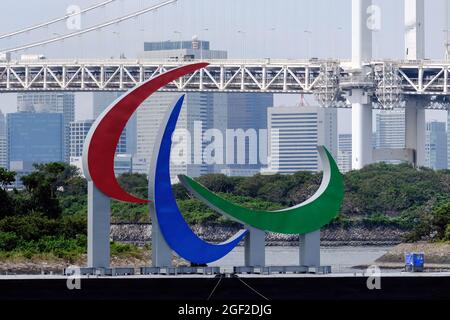 Tokio, Japan. August 2021. Ein paralympisches Symbol, das im Odaiba-Gebiet in Tokio installiert wurde. Die Paralympics in Tokio sollen am 24. August beginnen und bis zum 5. September laufen, wobei viele der gleichen Coronavirus-Maßnahmen wie die Olympischen Spiele durchgeführt werden. Kredit: SOPA Images Limited/Alamy Live Nachrichten Stockfoto