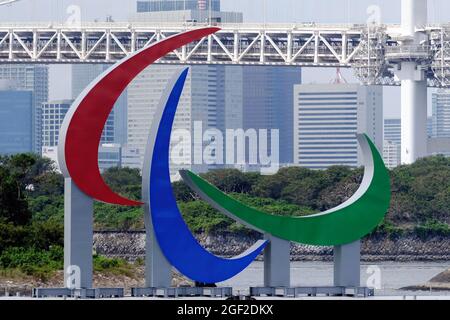 Tokio, Japan. August 2021. Ein paralympisches Symbol, das im Odaiba-Gebiet in Tokio installiert wurde. Die Paralympics in Tokio sollen am 24. August beginnen und bis zum 5. September laufen, wobei viele der gleichen Coronavirus-Maßnahmen wie die Olympischen Spiele durchgeführt werden. (Foto von James Matumoto/SOPA Images/Sipa USA) Quelle: SIPA USA/Alamy Live News Stockfoto