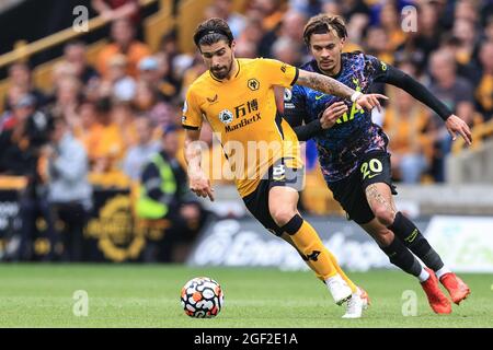 Ruben Neves #8 von Wolverhampton Wanderers bricht von DELE Alli #20 von Tottenham Hotspur ab Stockfoto