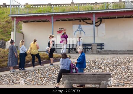 Die Menschenmassen in Gorleston, Norfolk versammeln sich, um Banksy's Crane Grabber Street Art anzusehen und zu fotografieren Stockfoto