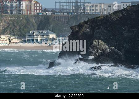 Raues Meer um Felsen in der Nähe des Tolcarne Beach an der Küste von Newquay in Cornwall. Stockfoto