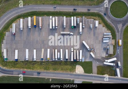 LKW-Parkplatz am Logistikzentrum. Luftaufnahme Stockfoto