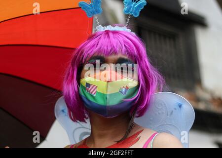 Kathmandu, NE, Nepal. August 2021. Ein Mitglied der LGBTIQ-Gemeinschaft trägt eine schützende Regenbogenmaske während des Gai Jatra-Festivals in Kathmandu, Nepal, 23. August 2021. (Bild: © Aryan Dhimal/ZUMA Press Wire) Stockfoto