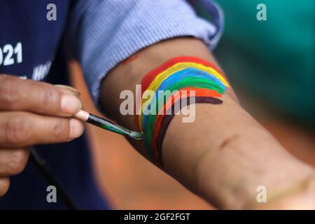 Kathmandu, NE, Nepal. August 2021. Ein Mitglied der LGBTIQ-Gemeinschaft malt Hände mit Regenbogenfarben während des Gai Jatra-Festivals in Kathmandu, Nepal, 23. August 2021. (Bild: © Aryan Dhimal/ZUMA Press Wire) Stockfoto