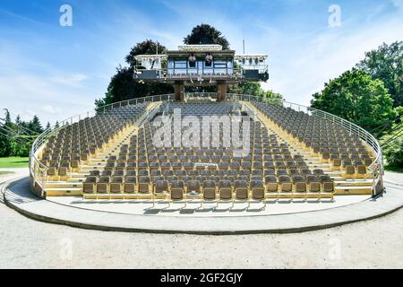 Tagesbild des frei gewordenen drehenden Auditoriums und Theaters in Český Krumlov. Tschechien Stockfoto