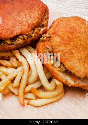 Traditionelles südafrikanisches Vetkoek und Hackfleisch Stockfoto