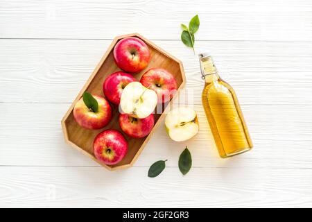 Hausgemachter Apfelessig in Glasflasche mit roten Äpfeln Stockfoto