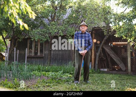 Porträt eines traurigen älteren Mannes, der im Garten im Freien steht. Stockfoto