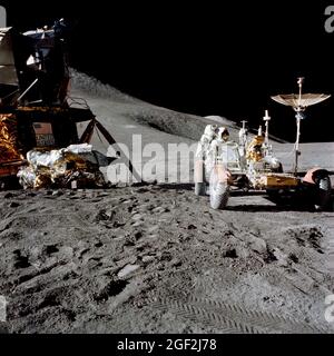 (31. Juli 1971) --- Astronaut James B. Irwin, Mondmodulpilot, arbeitet am Lunar Roving Vehicle (LRV) während der ersten Apollo 15-Mondlandeaktivität (EVA) am Hadley-Apennin-Landeplatz. Ein Teil der Mondlandefähre (LM) „Falcon“ befindet sich auf der linken Seite. Der nicht eingesetzte Laser Ranging Retro Reflector (LR-3) befindet sich auf der modularen Staufunktionsküche (MESA) von LM. Stockfoto