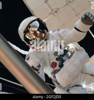 (22. September 1973) --- Astronaut Alan L. Bean, Kommandant von Skylab 3, nimmt an der letzten Extravehicular-Aktivität (EVA) für diese Mission Teil, während der eine Vielzahl von Aufgaben ausgeführt wurde. Hier befindet sich Bean in der Nähe des Apollo Telescope Mount (ATM) während des letzten Filmwechsels für die riesige Teleskopanlage. Astronaut Owen K. Garriott, der das Bild aufgenommen hat, spiegelt sich in Beans Helmvisier wider Stockfoto