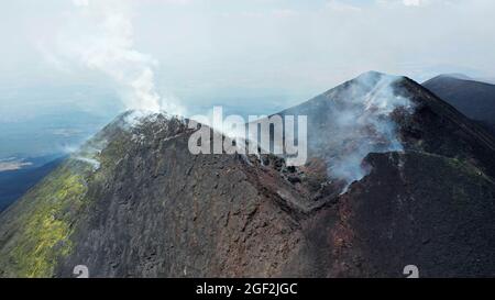 Krater Ätna Draufsicht von oben in einer Panorama-Luftaufnahme mit Schwefel und Rauch bei der Degassation.
