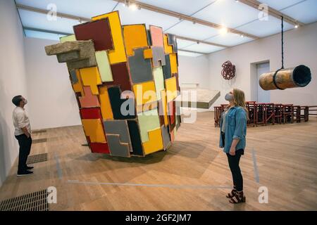 London, Großbritannien. August 2021. Untitled:Upturned House2, 2012 KÜNSTLERRÄUME: Phyllida Barlow, das neueste dieser Serie kostenloser Ausstellungen in der Tate Modern, wird am 23. August 2021 der Öffentlichkeit zugänglich gemacht. In enger Zusammenarbeit mit der Künstlerin entwickelt, vereint sie eine Auswahl von Barlow's berühmten großformatigen Skulpturen sowie über 30 Arbeiten auf Papier, die in ihrer sechzigjährigen Karriere entstanden sind. Kredit: Mark Thomas/Alamy Live Nachrichten Stockfoto