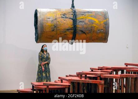 London, Großbritannien. August 2021. Untitled:brokenstage/hangingcontainer 2012/2013 KÜNSTLERRÄUME: Phyllida Barlow, das neueste dieser Serie kostenloser Ausstellungen in der Tate Modern, wird am 23. August 2021 der Öffentlichkeit zugänglich gemacht. In enger Zusammenarbeit mit der Künstlerin entwickelt, vereint sie eine Auswahl von Barlow's berühmten großformatigen Skulpturen sowie über 30 Arbeiten auf Papier, die in ihrer sechzigjährigen Karriere entstanden sind. Kredit: Mark Thomas/Alamy Live Nachrichten Stockfoto