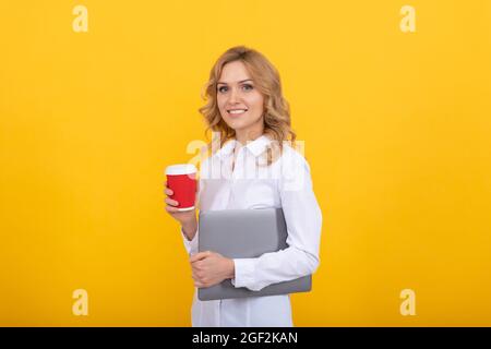 Wenn Sie müde sind, machen Sie eine Pause. Glückliche Karriere Mädchen halten Papierbecher. Teepause bei der Arbeit Stockfoto