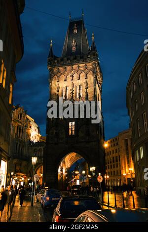 PRAGA, TSCHECHISCHE REPUBLIK - 14. Dez 2017: Ein niedriger Winkel des historischen Pulverturms in Prag, Tschechische Republik Stockfoto