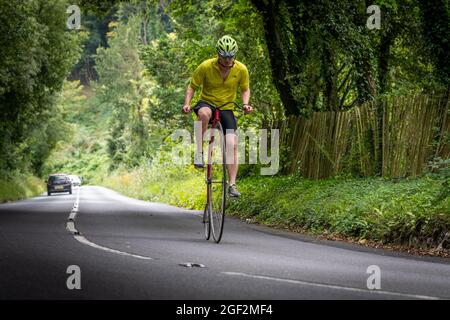 Radler fahren von Eastbourne nach Beachy Head zur Beachy Head World Championship Penny Farthing Hill Climb 2021. In diesem Jahr ein neuer Weltrekord wa Stockfoto