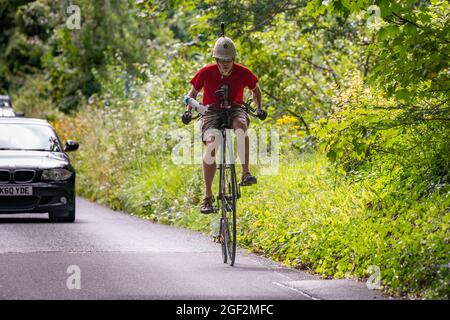 Radler fahren von Eastbourne nach Beachy Head zur Beachy Head World Championship Penny Farthing Hill Climb 2021. In diesem Jahr ein neuer Weltrekord wa Stockfoto