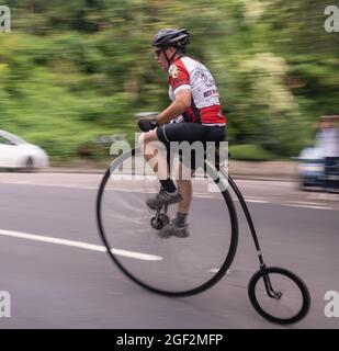 Radler fahren von Eastbourne nach Beachy Head zur Beachy Head World Championship Penny Farthing Hill Climb 2021. In diesem Jahr ein neuer Weltrekord wa Stockfoto