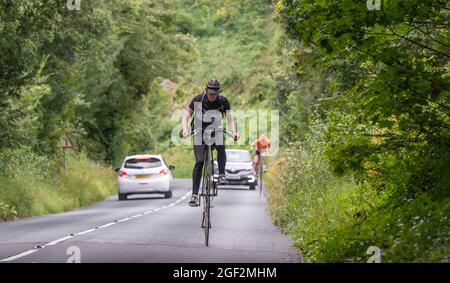 Radler fahren von Eastbourne nach Beachy Head zur Beachy Head World Championship Penny Farthing Hill Climb 2021. In diesem Jahr ein neuer Weltrekord wa Stockfoto