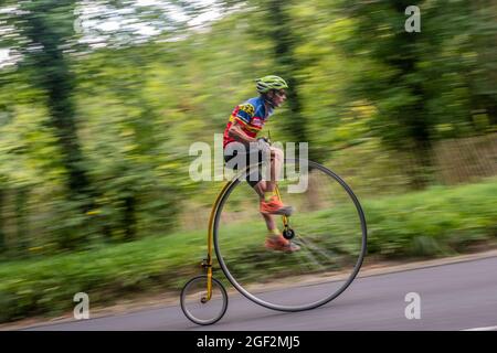 Radler fahren von Eastbourne nach Beachy Head zur Beachy Head World Championship Penny Farthing Hill Climb 2021. In diesem Jahr ein neuer Weltrekord wa Stockfoto