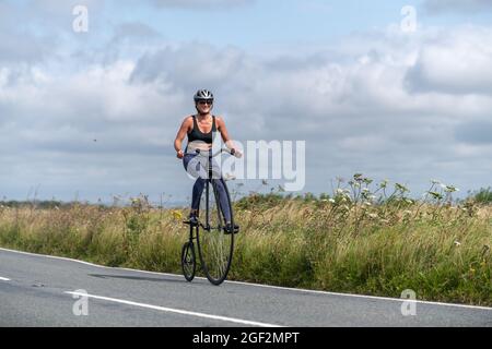 Radler fahren von Eastbourne nach Beachy Head zur Beachy Head World Championship Penny Farthing Hill Climb 2021. In diesem Jahr ein neuer Weltrekord wa Stockfoto