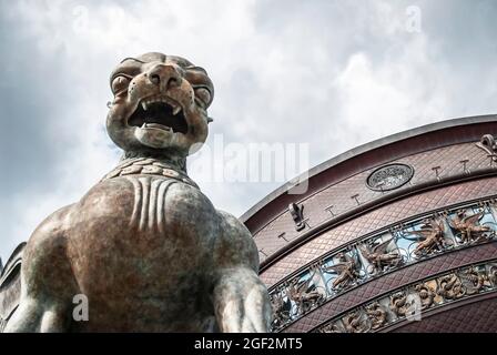 Skulptur eines galoppierenden wilden Leoparden vor dem Hintergrund des Kazan Family Center in Kazan, Russland Stockfoto