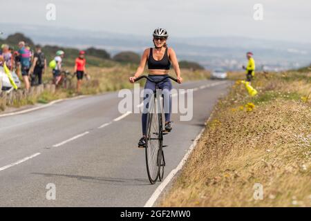 Ein Radfahrer rast von Eastbourne nach Beachy Head zur Beachy Head World Championship Penny Farthing Hill Climb 2021. In diesem Jahr ein neuer Weltrekord Stockfoto