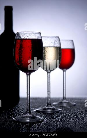 Weingläser im Hintergrund, eine Flasche Wein auf der Rückseite Stockfoto