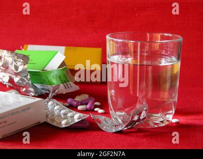 Pillen mit Blisterpackungen und Glas Wasser, Pillen sucht Stockfoto