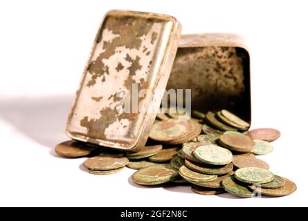 Alte österreichische Münzen aus einer rostigen Blechdose Stockfoto