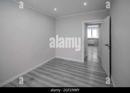 Modernes Interieur von leeren Zimmer in renovierten Wohnung. Weiße Wände. Tür zum Flur geöffnet. Schwarz und Weiß. Stockfoto