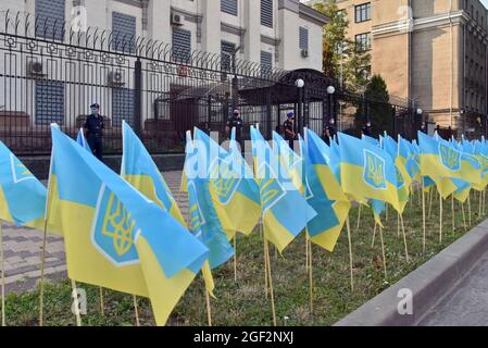 KIEW, UKRAINE - 23. AUGUST 2021 - vor dem sind Minifahnen der Ukraine mit dem Tryzub, dem Hauptelement des ukrainischen Wappens, angebracht Stockfoto