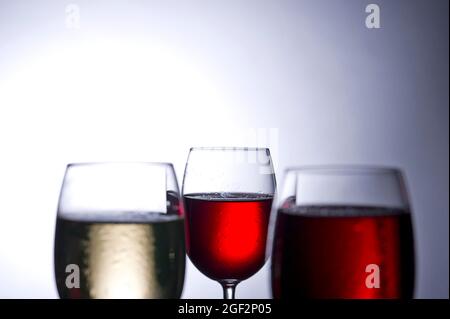 Wein Gläser bei Gegenlicht Stockfoto