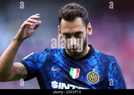 Mailand, Italien. August 2021. Hakan Calhanoglu vom FC Internazionale zeigt während der Serie EIN Spiel zwischen dem FC Genua und dem FC Genua im Stadio Giuseppe Meazza . Stockfoto