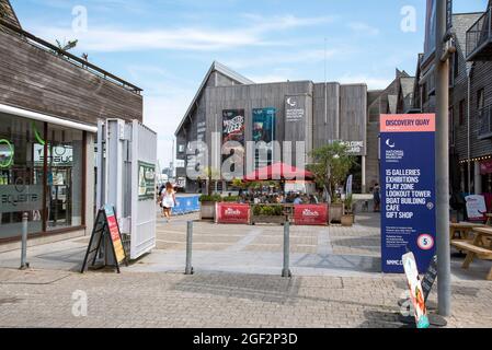 Falmouth, Cornwall, England, Großbritannien. 2021. Discovery Quay am Ufer von Falmouth, beherbergt das Maritime Museum, Geschäfte, Kinos und Restaurants in der Umgebung Stockfoto