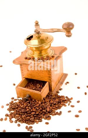 Altmodische manuelle Kaffeemühle mit gerösteten Kaffeebohnen Stockfoto