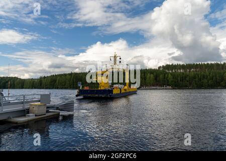 Hanhivirraniemi, Finnland - 31. Juli 2021: Landung am Enonvesi-See mit der Fähre, die Fahrzeuge auf die andere Seite transportiert Stockfoto