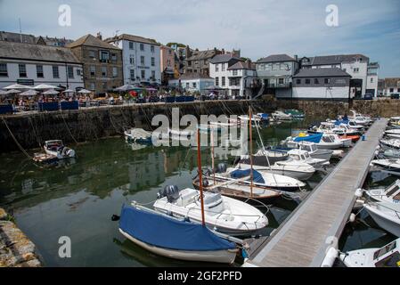 Falmouth, Cornwall, England, Großbritannien. 2021. Überblick über Custom House Quay am Wasser und Falmouth Haven kleine Bootstontons im Stadtzentrum von Falmouth. Stockfoto