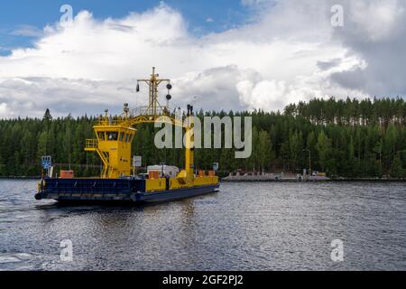 Hanhivirraniemi, Finnland - 31. Juli 2021: Landung am Enonvesi-See mit der Fähre, die Fahrzeuge auf die andere Seite transportiert Stockfoto