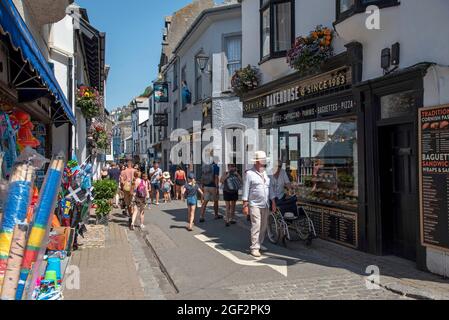 Looe, Cornwall, England, Großbritannien. 2021. Urlauber mischen sich entlang der Fore Street in East Looe, einem beliebten Ferienort und Fischerort in Cornwall. Stockfoto